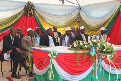 Abayobozi ku mpande zombi bitabiriye umuhango wo gutaha One Stop Border Post ya Ruhwa.