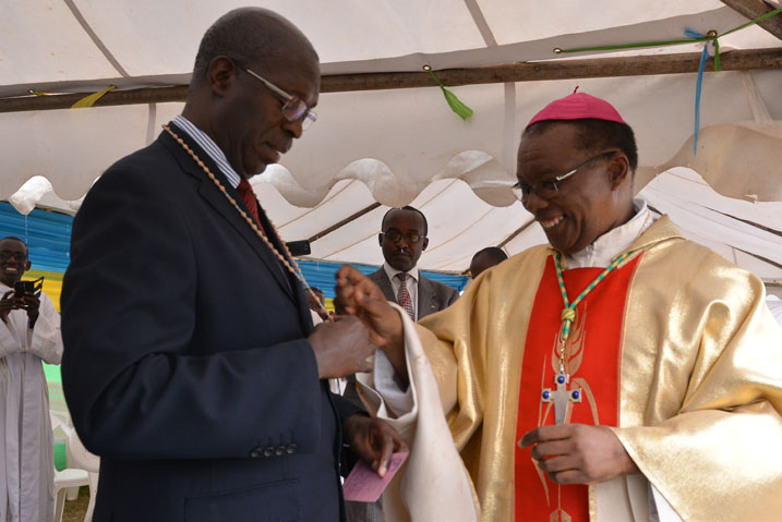 Minisitiri w'Intebe Anastase Murekezi yambikwa ishapure akanahabwa ikarita ya batisimu nk'umukirisitu wa mbere wabatirijwe muri Paruwasi Muganza.
