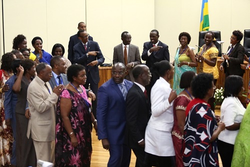 Mu gitabo cye ‘Rwanda: Building a model nation state', minisitiri Habumuremyi agaragaza ko Ndi Umunyarwanda ari imyumvire Abanyarwanda bakwiye guhuza bagatera imbere
