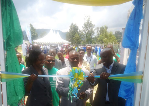 PS muri MINISPOC, Kalisa Edouard (hagati), Mayor wa Nyamasheke Habyarimana J. Baptsite (iburyo) n'Umuyobozi w'Isomero ry'Igihugu.