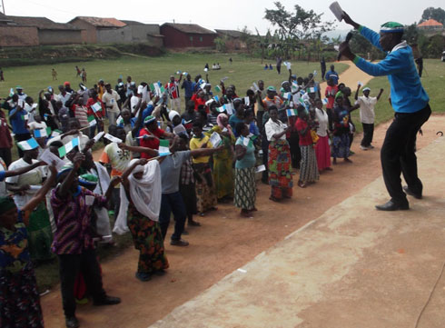 Uhagarariye PSD muri Rutsiro yijeje abahinzi n'aborozi ko nibatora PSD izabashyiriraho banki izunganira ibikorwa byabo.