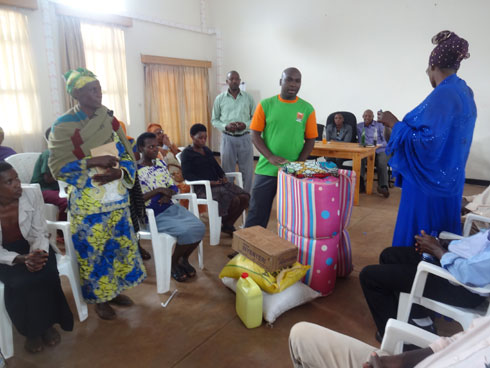 Abagize PSF Kirehe bashyikiriza ibikoresho imfumbyi n'abapfakazi ba Jenoside bo mu murenge wa Nyarubuye.