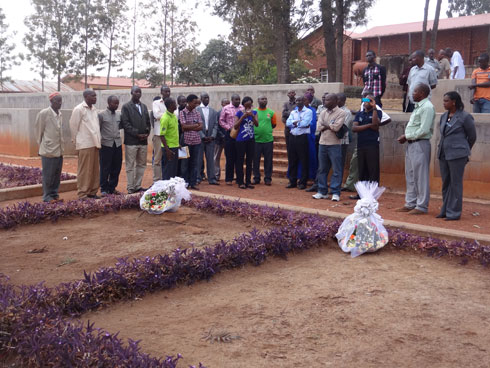 Abagize PSF Kirehe basobanurirwa amateka yaranze Jenoside i Nyarubuye.