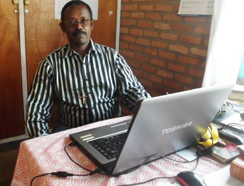 Padiri Eugene Murenzi ni we watangije Ikigo Komera akaba ari na we ukiyobora.