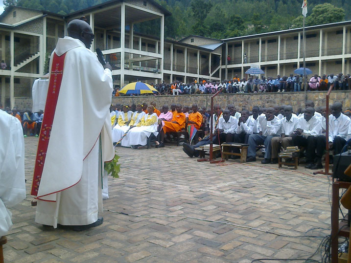 Padiri Ubald arimo gusengera abafungiye muri gereza ya Nyanza.