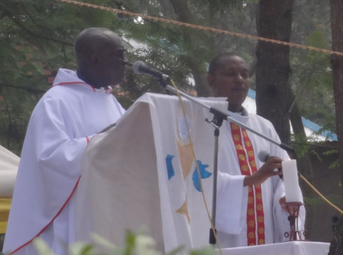 Padiri Ubald (ibumoso) na Padiri mukuru wa Paruwasi ya Kirehe batura igitambo cy'ukarisitiya.