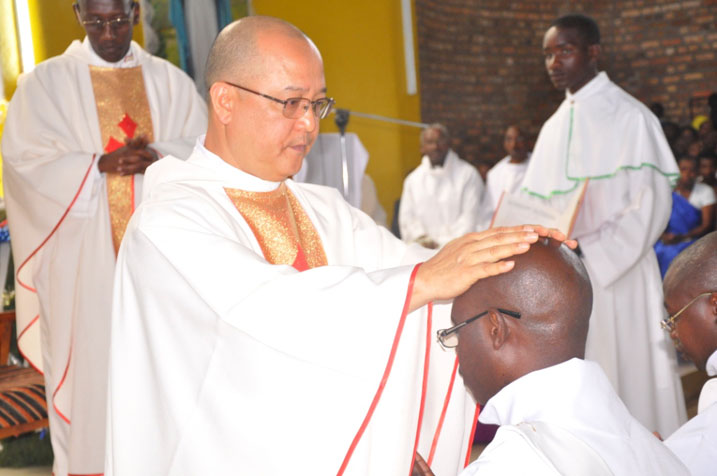 Padiri mukuru w'abarogasiyonisite ku rwego rw'Afurika Wilfredo Cruz.