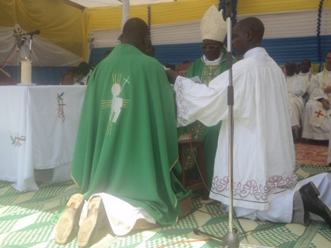 Padiri mukuru wa paruwasi nshya yagiranye amasezerano n'umwepisikopi.