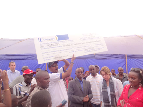 Partners in Health Berekana cheque basigiye abo mu nkambi ya Kiyanzi.