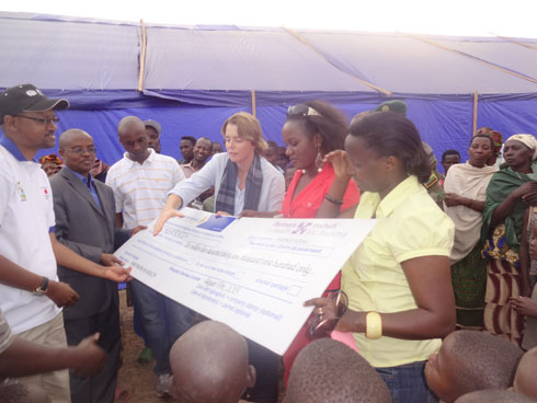 Partners in Health bahereza cheque abo mu nkambi ya Kiyanzi.