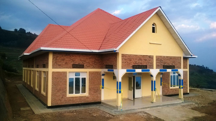 Paruwasi ubwayo n'abakirisitu bayo ngo ni bo bishatsemo ubushobozi bwo kuyubaka.