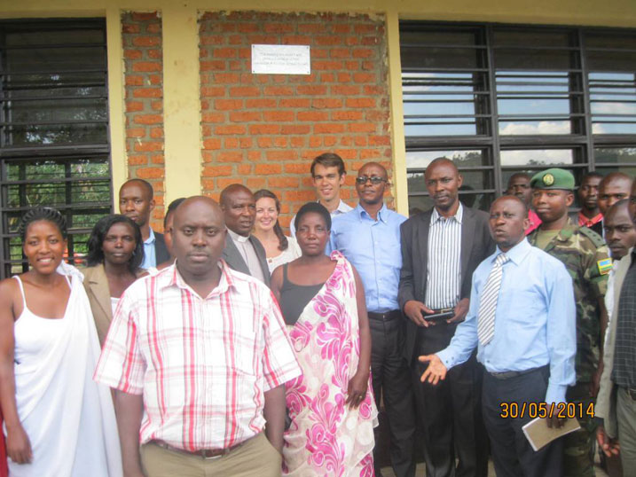 Pasiteri Kanyambo Jean Pierre( hagati wambaye ishati y'ubururu na cravate) n'abandi imbere y'ayo mashuri yatashywe.