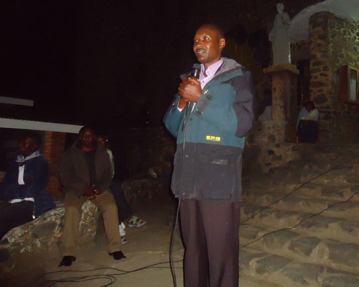 Pasiteri Uwimana Daniel, imbere ya Paroisse St Pierre de Kibuye mu ijoro ryo kwibuka atanga ubuhamya ku bwicanyi bwabereye ku Kibuye.