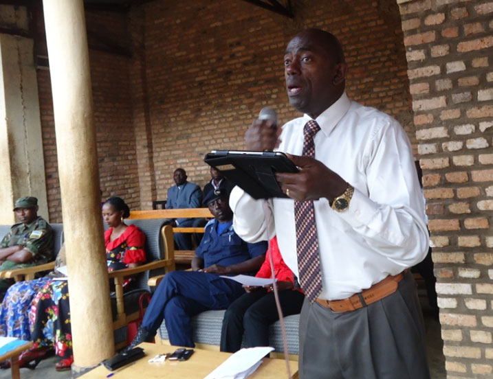 Pasteur Karekezi Parfait wari wazanye n'intumwa ya RCS yigishije abo bagororwa ijambo ry'Imana muri gereza ya Miyove.