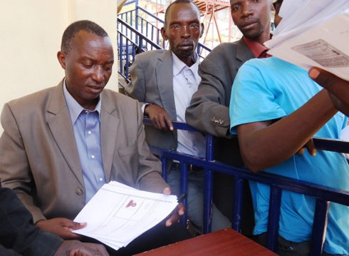 Pasteur Sebukari Jean Damascene w'Itorero Délivrance yakira abaje gufunguza konti.