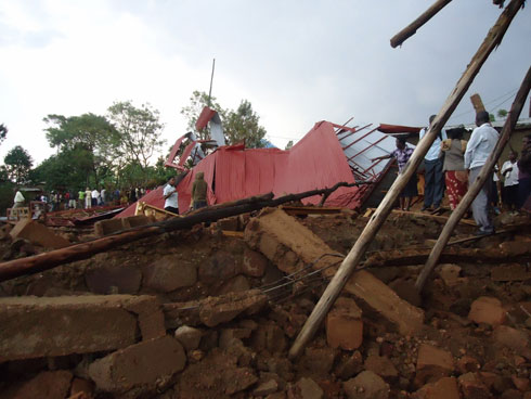 Pastori we yemeza ko uru rusengero rwri rukomeye ndetse harimo na za ferabeto.