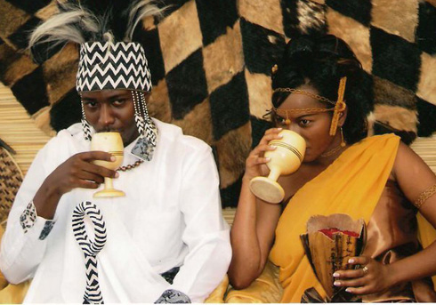 Patrick na Keza bakora ubukwe.