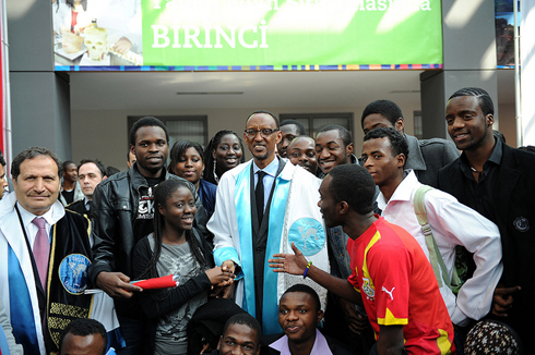 Parezida Kagame na bamwe mu banyeshuri biga muri kaminuza ya Fatih