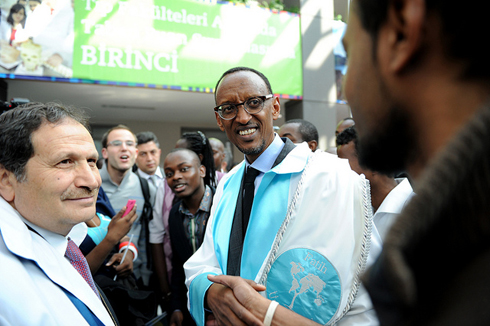 Perezida Kagame aganiriza abayobozi n'abanyeshuri ba kaminuza ya Fatih nyuma yo guhabwa impamyabumenyi y'ikirenga