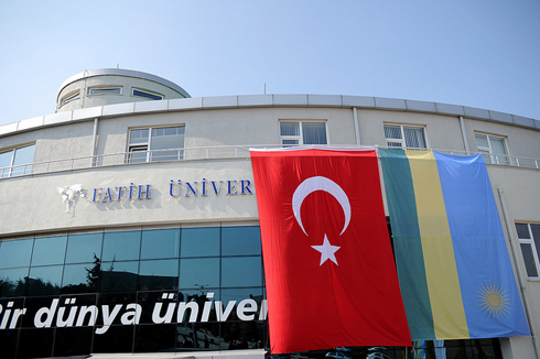 Amabendera y'ibihugu byombi ku nyubako ya kaminuza ya Fatih : 