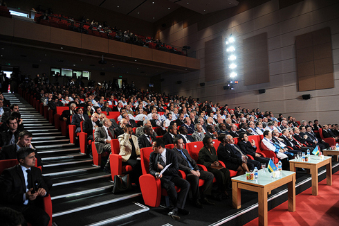 Icyumba cyabereyemo umuhango cyari cyuzuye abantu benshi