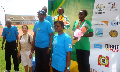 Ba Ministiri Monique Mukaruriza na Protais Mitali, nibo batanze ibihembo ku babaye aba mbere muri marathon mpuzamahanga yabereye i Kigali.