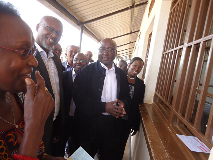 Perezida BAD aganiriza abakoresha umupaka wa Nemba ngo bamubwire ibibazo bahura nabyo.