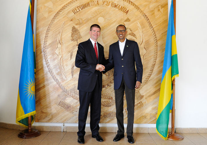Perezida Kagame hamwe n'umuyobozi wa Oklahoma Christian University.
