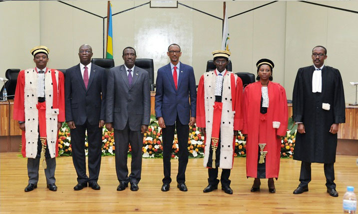 Perezida Kagame n'abahagarariye inzego z'ubutabera mu Rwanda (bambaye amakanzu).