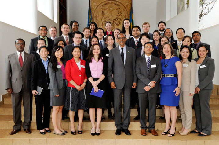 Perezida Kagame na Minisitiri Biruta bafata ifoto y'urwibutso n'abanyeshuri bo mu ishuri ry'icungamutungo rya Kellogg.