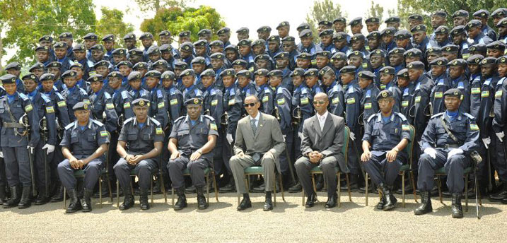 Perezida Kagame n'abandi bayobozi bakuru mu ifoto y'urwibutso n'abapolisi binjiye mu cyiciro cy'abakuru bitwa ofisiye.