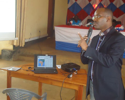 Perezida w'Inama Njyanama y'akarere ka Nyamasheke, Musabyimana Innocent ubwo yatangaga ikiganiro ku bacuruzi n'abikorera b'i Nyamasheke.