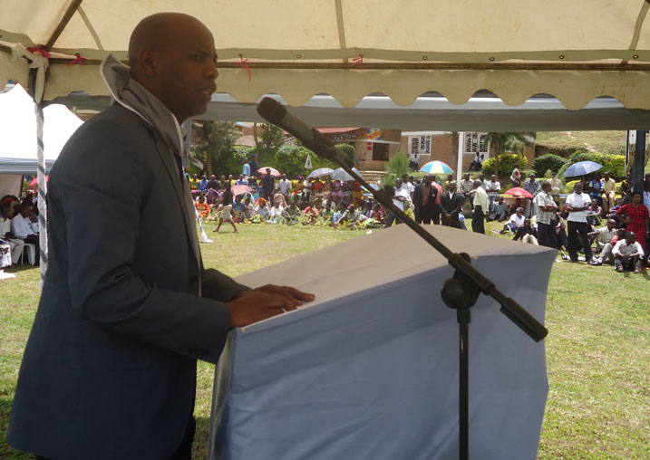 Perezida wa Njyanama ya Karongi, Nzanzabaganwa Emile, ahumuriza abacitse ku icumu rya Jenoside.