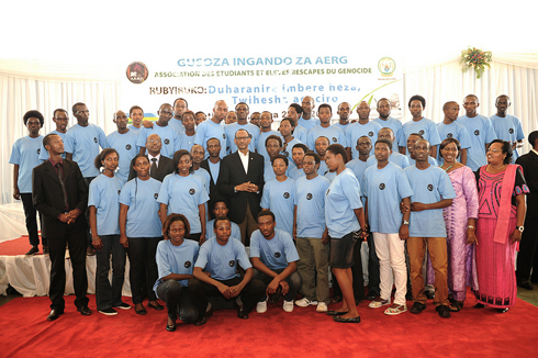 Perezida Kagame na bamwe mu banyeshuri bagize umuryango AERG.