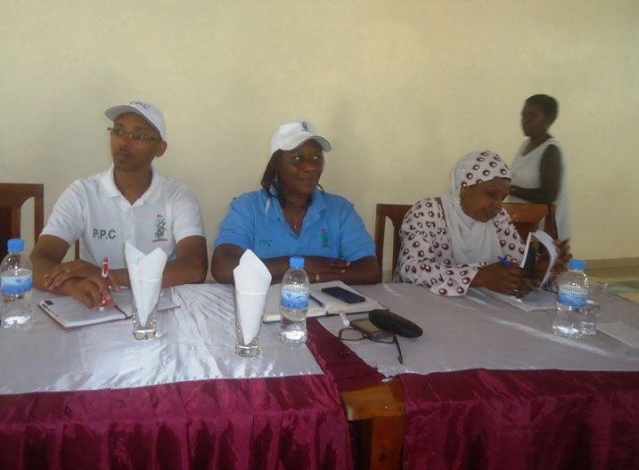 Perezidante w'ishyaka PPC, Dr Mukabaramba Alvera (hagati) asaba abayoboke ba PPC kwimakaza ihame ry'uburinganire na Ndi Umunyarwanda.