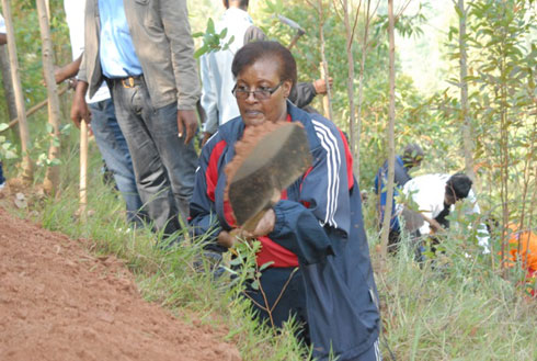 Perezidante w'umutwe w'abadepite asibura umurwanyasuri mu murenge wa Gacaca.