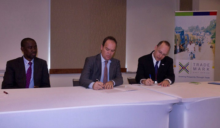 Peter Malnak uhagarariye USAID na Mark Priestly uhagarariye TradeMark East Africa nibo bashyize umukono kuri aya masezerano.