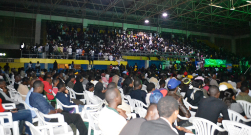 Petit Stade yari yuzuye no hejuru