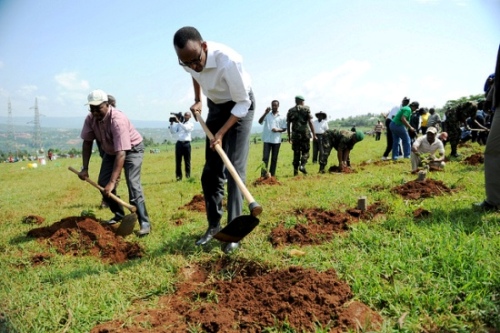 Perezida Kagame akora umuganda wo gusoza ukwezi, i Masaka mu karere ka Kicukiro.