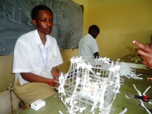 Abanyeshuri bakoze igikoresho cy