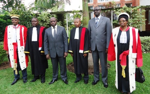 Itsinda rigizwe na Ministiri w'intebe na Ministiri w'ubutabera, abashinjacyaha barahiye n'abacamanza bitabiriye igikorwa cyo kurahira.