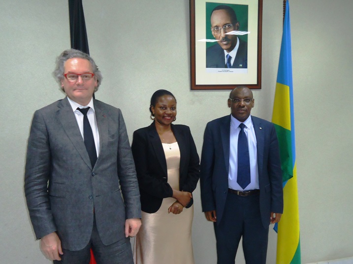 Ministiri Labille, Amb. Claver Gatete na Ing. Isumbingabo nyuma yo gushyira umukono ku masezerano y