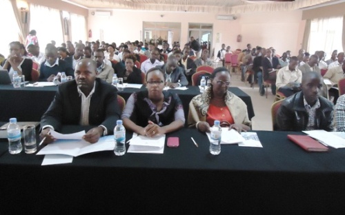 Uburyo abanyeshuri muri Kaminuza bagendeye ku mibare ya NISR bagakora ibirango n'amakuru agaragaza imiterere y'uburezi bw'ibanze mu Rwanda.