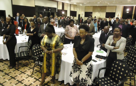 Abayobozi bakuru b'Igihugu barimo gusenga, nyuma y'inyigisho zatanzwe na Rick Warren.