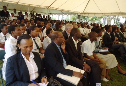 Abanyeshuri biga mu bigo bitandukanye byo mu Rwanda, baje kumva uburyo bashobora kwandika basaba kwiga muri Amerika.