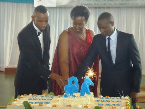 Mme Jeannette Kagame yasangiye na AERG na GAERG umutsima w