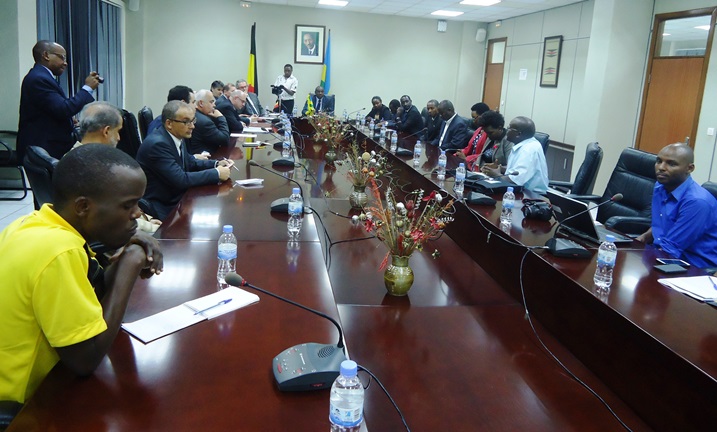 Abitabiriye umuhango wo gushyira umukono ku masezerano y'inkunga yatanzwe n'u Bubiligi.