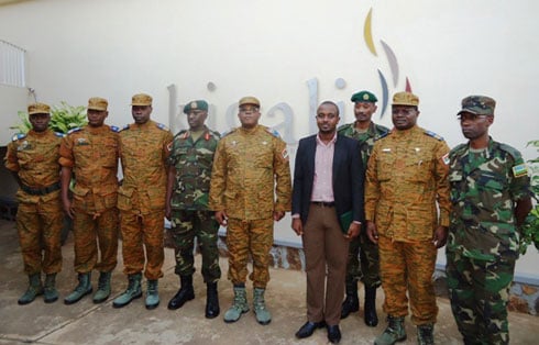 Ifoto y'urwibutso y'abahagarariye Ingabo za Burkina Faso hamwe n'Ingabo z'u Rwanda.