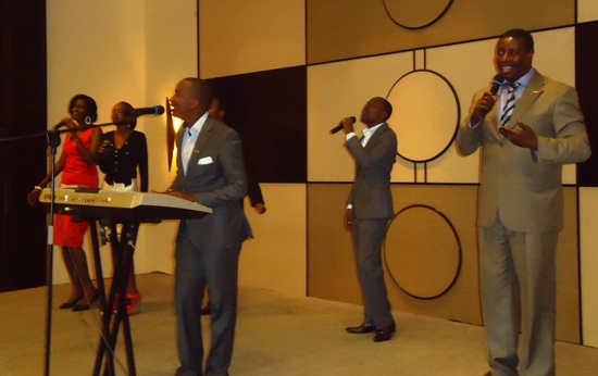 Korari iyobowe n'intumwa Paul Gitwaza, yafashije abayobozi gushima Imana.