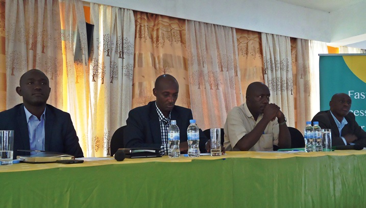 Abayobozi bakuru muri RRA (uhereye ibumoso), ushinzwe gasutamo muri EAC na Visi Perezida wa PSF mu Rwanda (iburyo).